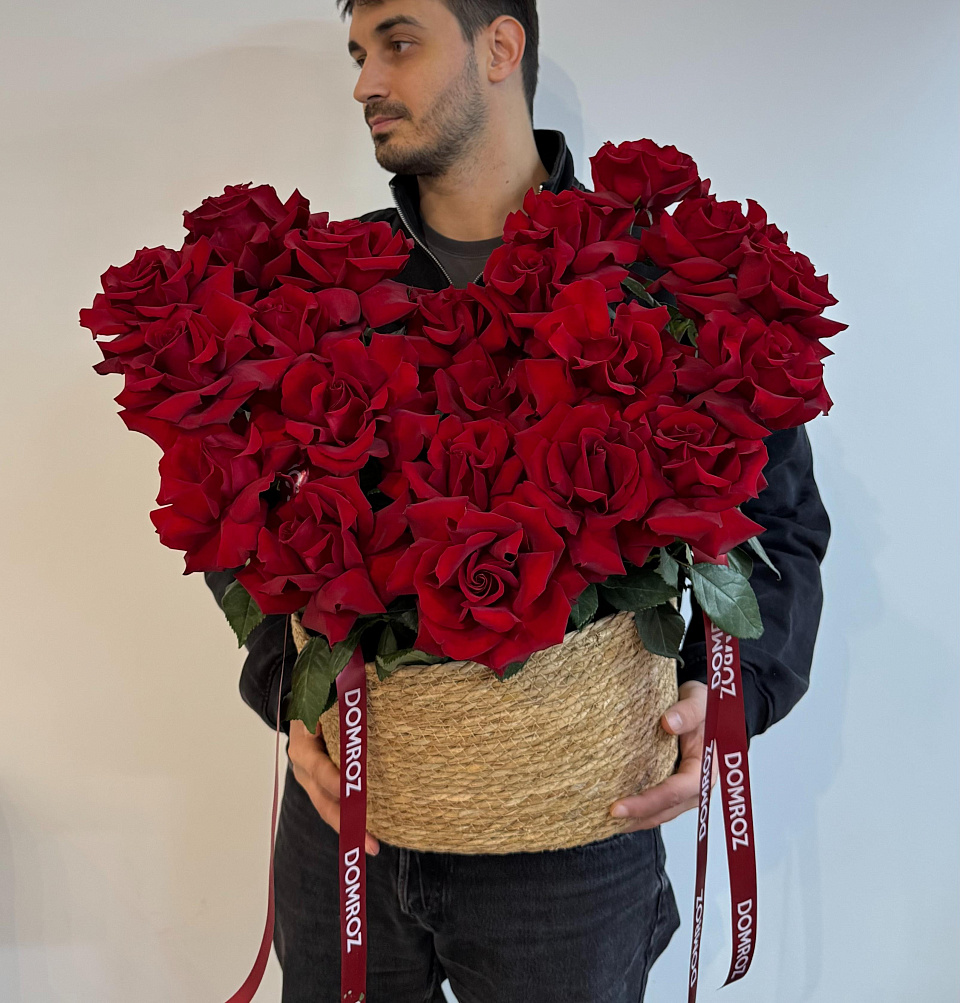 Сердце из красных ажурных роз