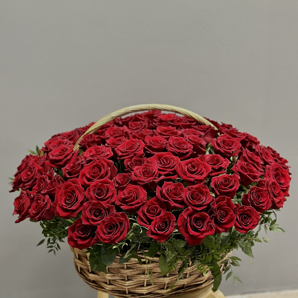 Красные розы в корзине
