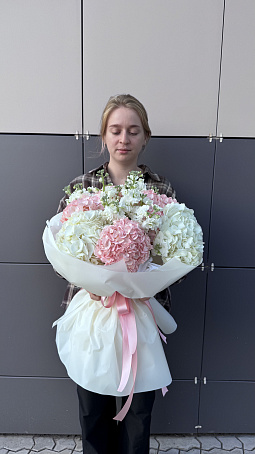 Букет с гортензией и маттиолой