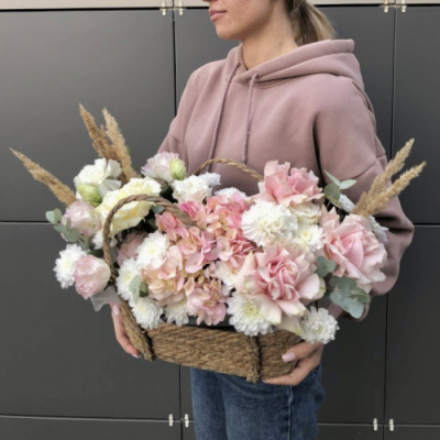 Композиция с розами, диантусами, хризантемой и эустомой