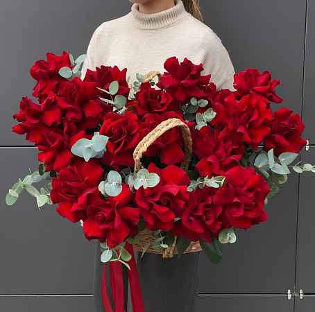 Вау-корзина с красными ажурными розами и эвкалиптом