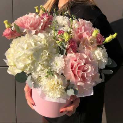 Композиция с гортензиями и розами