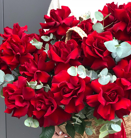 Вау-корзина с красными ажурными розами и эвкалиптом