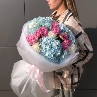 Букет с гортензиями розами и диантусами