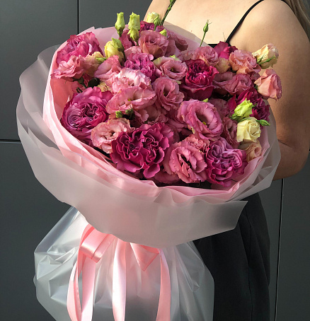 Букет с пионовидными розами и эустомой