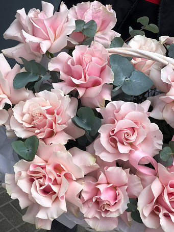 Корзина из ажурных роз с эвкалиптом