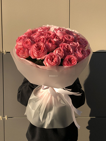 25 пионовидных роз