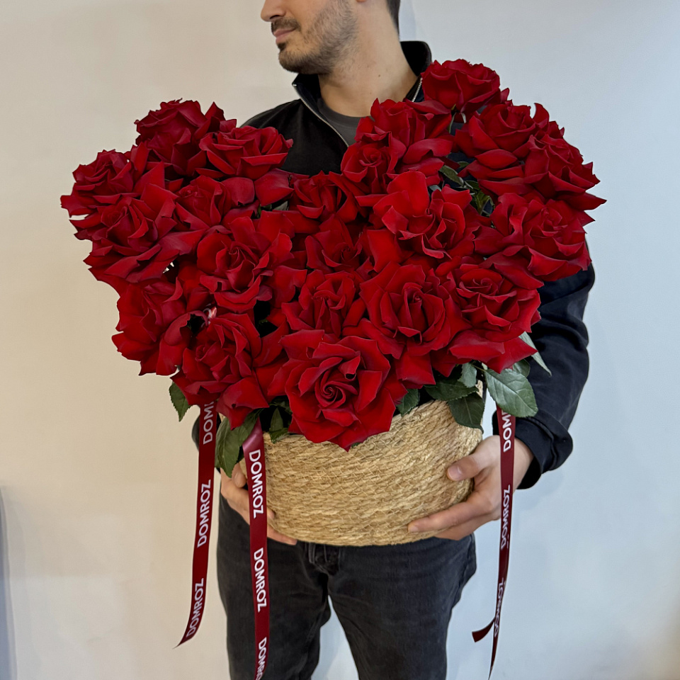 Сердце из красных ажурных роз
