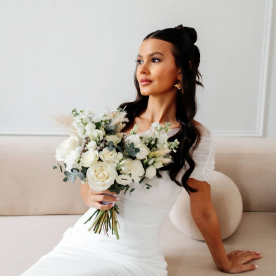 Букет невесты из белых роз и маттиолы купить с доставкой в Казани