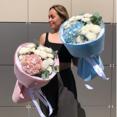 Голубой букет c гортензией и хризантемой