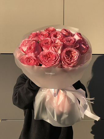 15 пионовидных роз