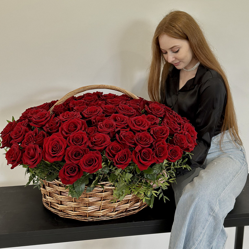 Красные розы в корзине