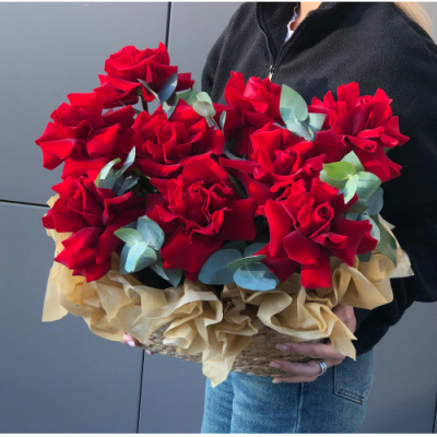 Корзина с 9 красными ажурными розами и эвкалиптом