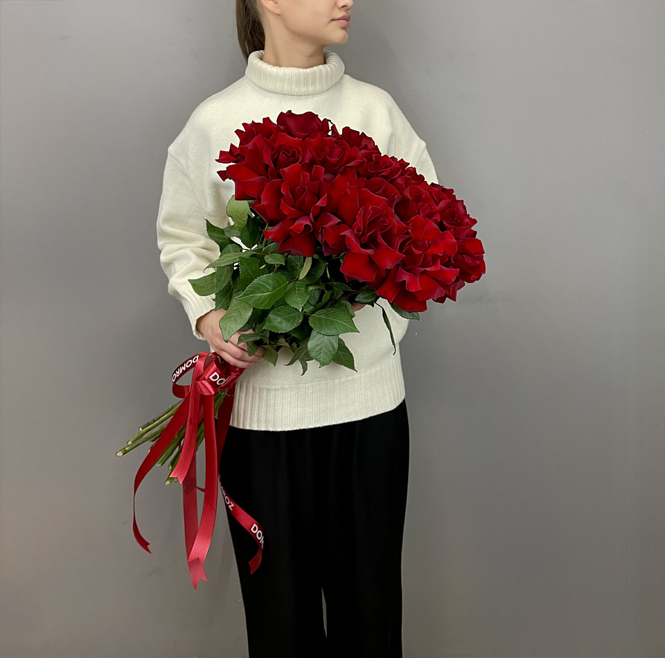 15 красных ажурных роз под ленту