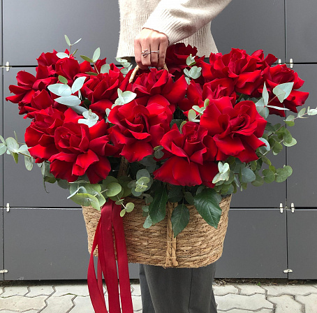 Вау-корзина с красными ажурными розами и эвкалиптом