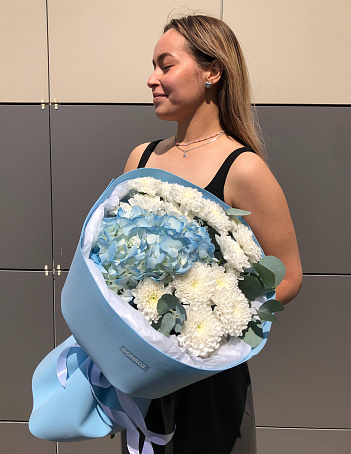 Букет c гортензией и хризантемой