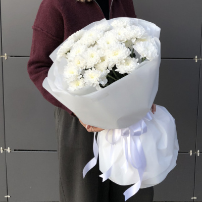 Букет из 5 кустовых белых хризантем