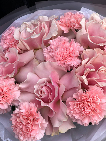 Букет из ажурных роз и диантусов