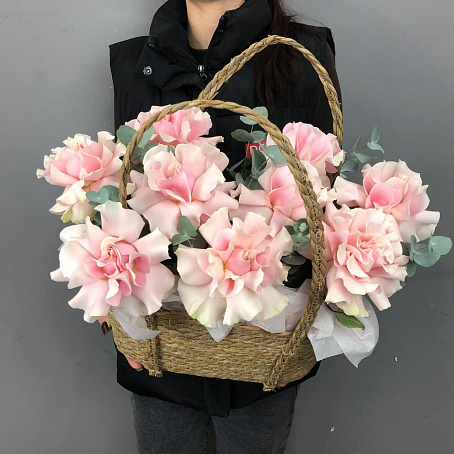 Композиция из 9 ажурных роз с эвкалиптом