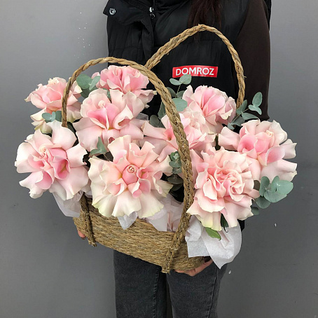 Композиция из 9 ажурных роз с эвкалиптом