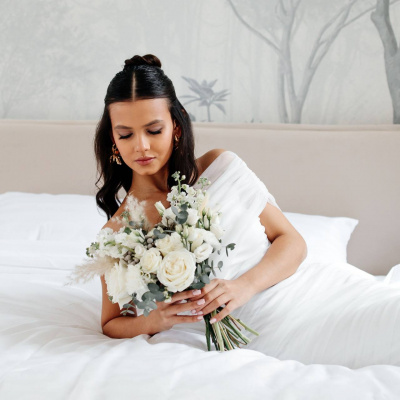 Букет невесты из белых роз и маттиолы купить с доставкой в Казани