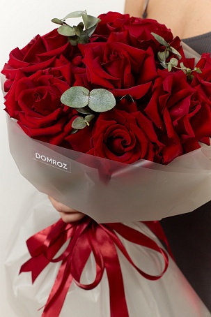 Букет 7 красных ажурных роз с эвкалиптом