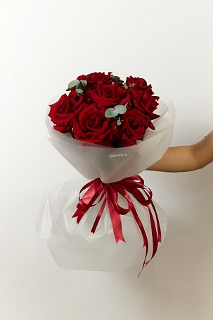 Букет 7 красных ажурных роз с эвкалиптом