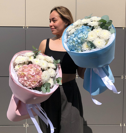 Букет c гортензией и хризантемой