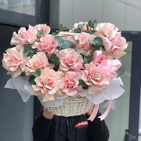 Корзина из ажурных роз с эвкалиптом