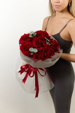 Букет 7 красных ажурных роз с эвкалиптом