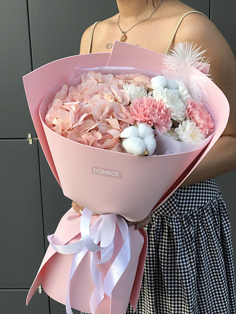 Розовый букет с гортензией